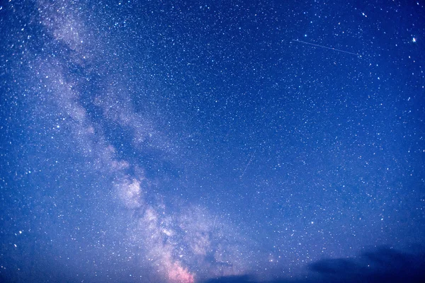 Gwiaździste niebo. Fantastyczne zima Meteorów i ośnieżone góry — Zdjęcie stockowe