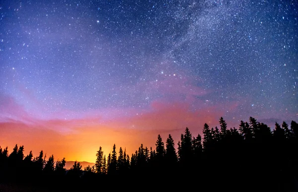 Deep sky astrofoto. Fantastisk vinter meteorregn och de snöklädda bergen — Stockfoto