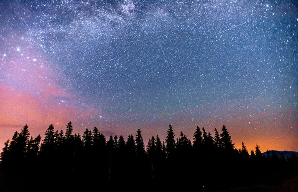 Fantástica chuva de meteoros de inverno e montanhas cobertas de neve — Fotografia de Stock