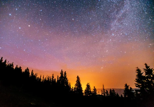 Fantástica chuva de meteoros de inverno e montanhas cobertas de neve — Fotografia de Stock