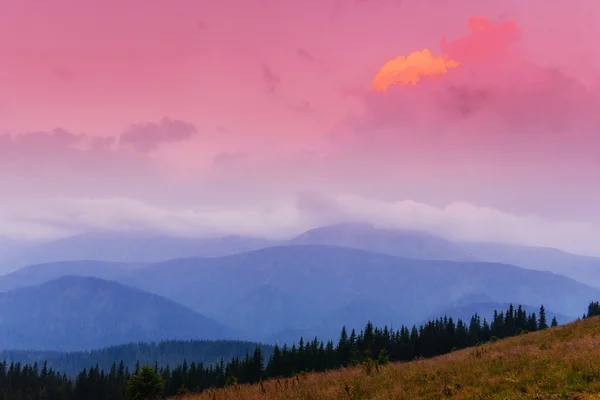 喀尔巴阡山脉乌克兰美丽的日落. — 图库照片