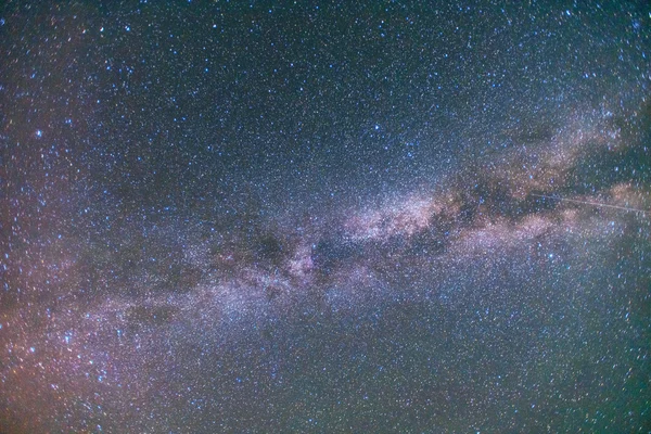 Sternenhimmel. fantastische Winter-Meteorschauer und die schneebedeckten Berge — Stockfoto