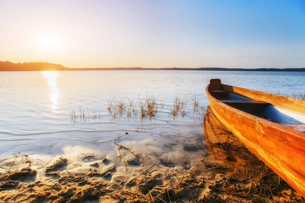 Barco en el lago al atardecer — Foto de Stock