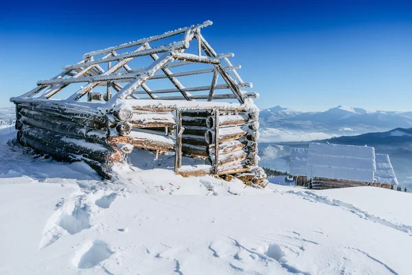 Chalet dans les montagnes — Photo