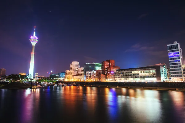 Nächtliches Stadtlandschaftsdyusildorf. Medienhafen. Deutschland. — Stockfoto