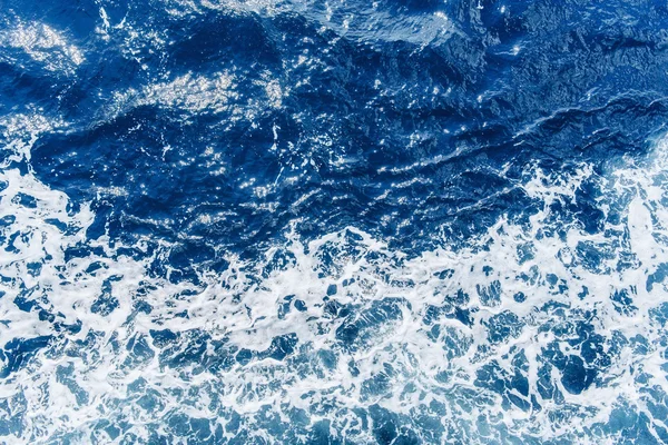 Sullo sfondo onde blu del mare — Foto Stock