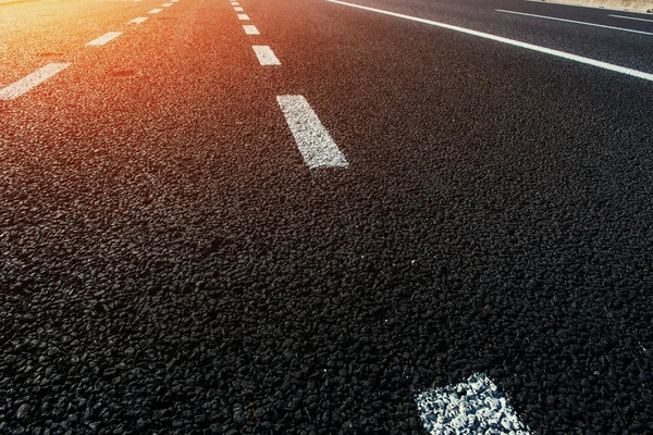 Nowa konsystencja asfaltu z białą kreską — Zdjęcie stockowe