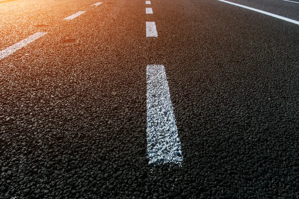 Ny asfaltstruktur med vit streckad linje — Stockfoto