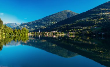 Dağ gölü arasında dağlar tarafından 