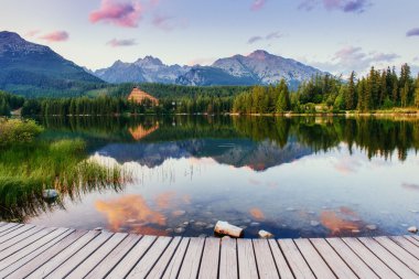 Parkta yüksek Tatras bir göl üzerinde gündoğumu. Shtrbske Pleso,