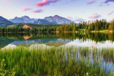 Görkemli dağ gölü Milli Parkı yüksek Tatra içinde. Strbske ples