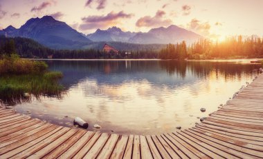 Parkta yüksek Tatras bir göl üzerinde gündoğumu. Shtrbske Pleso,
