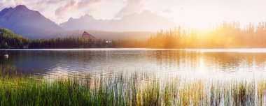 Görkemli dağ gölü Milli Parkı yüksek Tatra içinde. Strbske ples