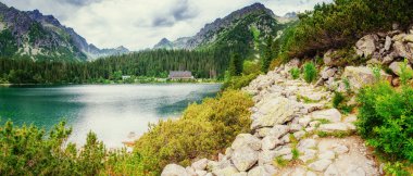 Parkta yüksek Tatras bir göl üzerinde gündoğumu. Shtrbske Pleso,
