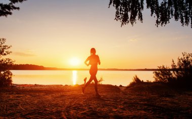 Göl kenarında batımında kız