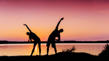 bisikletle günbatımında Çift