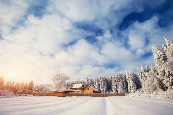 Hermosa casa de madera en un día soleado invierno —  Fotos de Stock