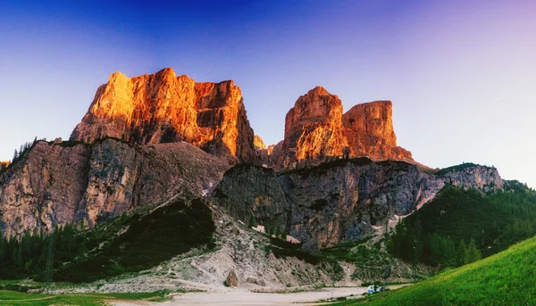 Montanhas Rochosas ao pôr do sol.Dolomite Alps, Itália — Fotografia de Stock