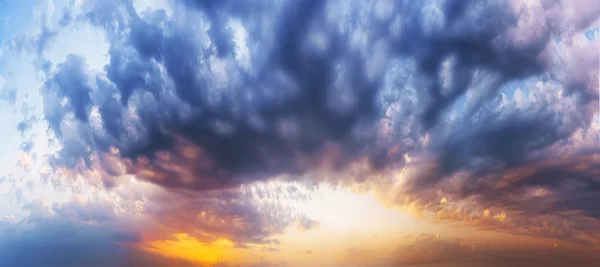 山で太陽の背景にカラフルな空。日の入り、日の出. — ストック写真