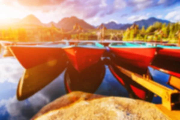 Barco en el muelle rodeado de montañas. Fantástico Shtrbske Pleso — Foto de Stock