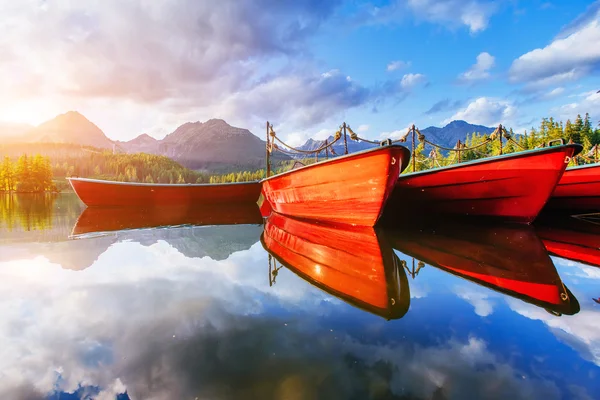 Barco en el muelle rodeado de montañas. Fantástico Shtrbske Pleso — Foto de Stock