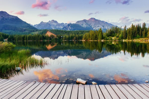 El amanecer sobre un lago en el parque High Tatras. Shtrbske Pleso , — Foto de Stock