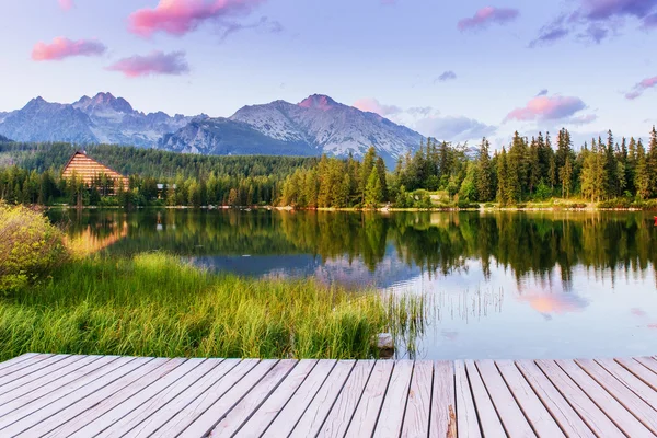 El amanecer sobre un lago en el parque High Tatras. Shtrbske Pleso , — Foto de Stock