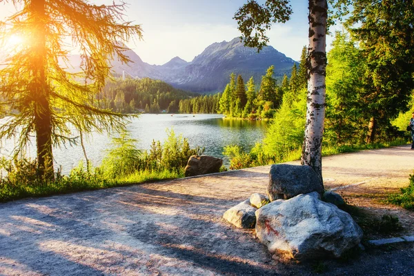 The sunrise over a lake in the park High Tatras. Shtrbske Pleso, — Stock Photo, Image