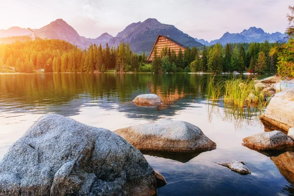 Soluppgång över en sjö i parken High Tatras. Shtrbske Pleso, — Stockfoto