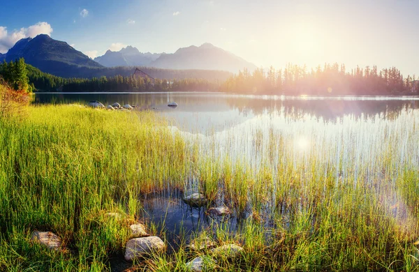 Majestuoso lago de montaña en el Parque Nacional High Tatra. Strbske ples —  Fotos de Stock