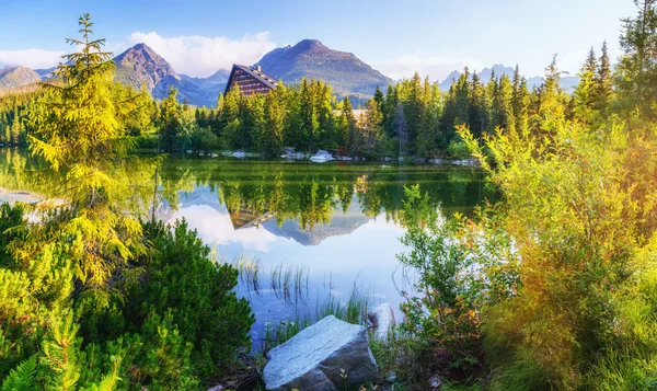 Majestic mountain lake i nationalparken höga Tatra. Štrbské ples — Stockfoto