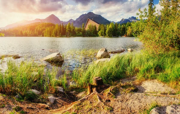 El amanecer sobre un lago en el parque High Tatras. Shtrbske Pleso , —  Fotos de Stock