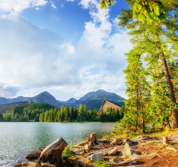 O nascer do sol sobre um lago no parque High Tatras. Shtrbske Pleso , — Fotografia de Stock