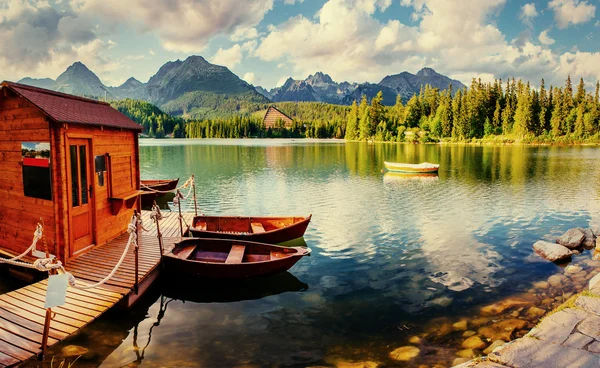 Barco na doca cercou montanhas. Fantástico Shtrbske Pleso — Fotografia de Stock