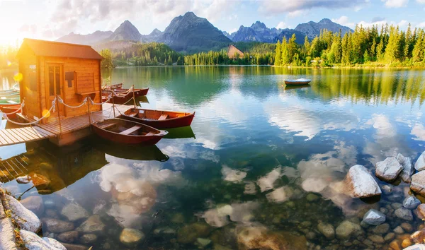 Barco en el muelle rodeado de montañas. Fantástico Shtrbske Pleso — Foto de Stock