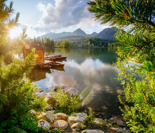 Loď na molu kolem hory. Fantastická Shtrbske Pleso — Stock fotografie