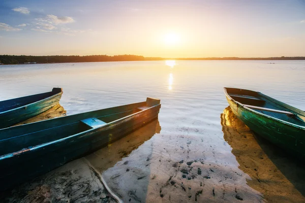 Човен на озері на заході сонця — стокове фото