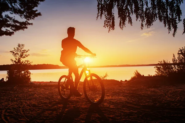 Niño en bicicleta al atardecer —  Fotos de Stock