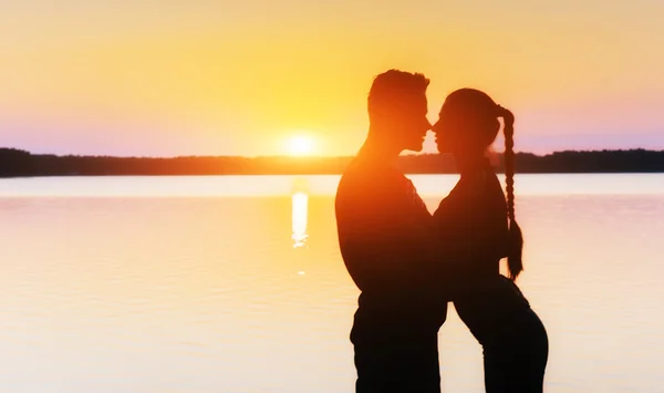 Casal na bicicleta ao pôr do sol — Fotografia de Stock