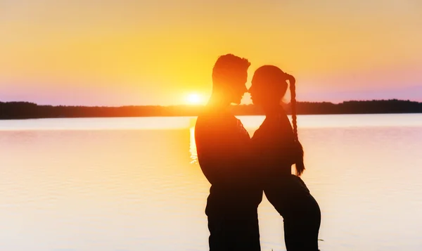 Casal na bicicleta ao pôr do sol — Fotografia de Stock