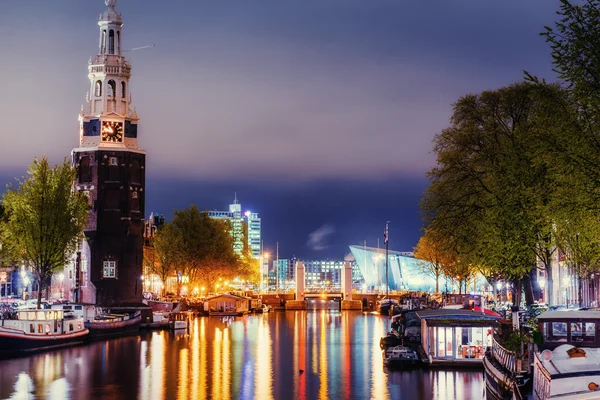 Hermosa noche en Amsterdam. Iluminación nocturna de edificios y — Foto de Stock