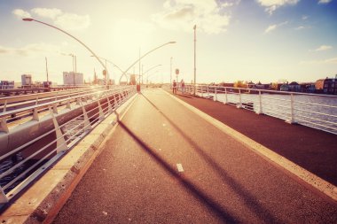 gün batımında yol.