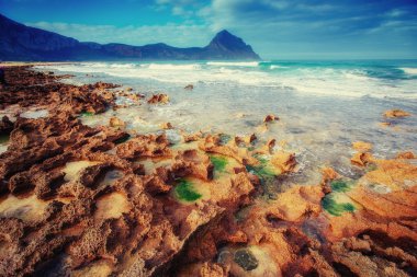 Doğal kayalık sahil şeridi Cape Milazzo.Sicily, İtalya.