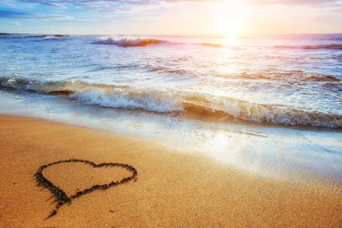 Kalp kum plaj. Romantik kompozisyon.
