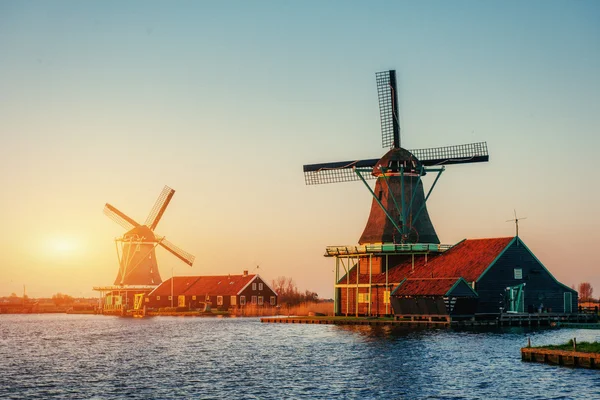 Pôr do sol sobre o moinho. Roterdão. Países Baixos . — Fotografia de Stock