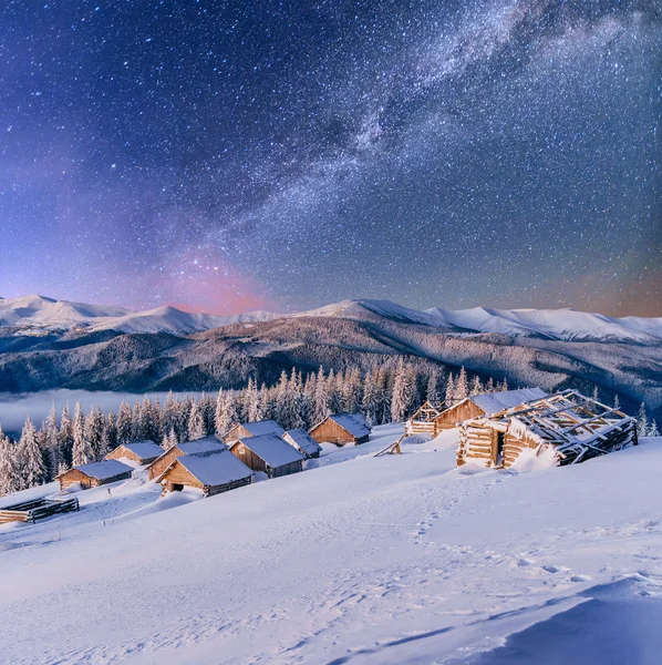 Chalets en las montañas por la noche bajo las estrellas — Foto de Stock