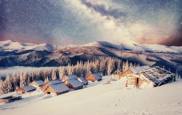 Chalets en las montañas por la noche bajo las estrellas — Foto de Stock