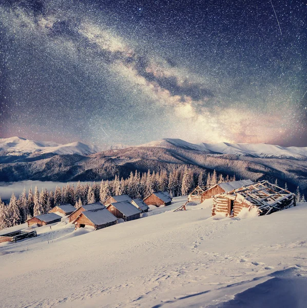 Chalets in the mountains at night under the stars — Stock Photo, Image