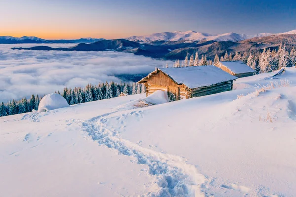 Chalets in the mountains at sunset — Stock Photo, Image