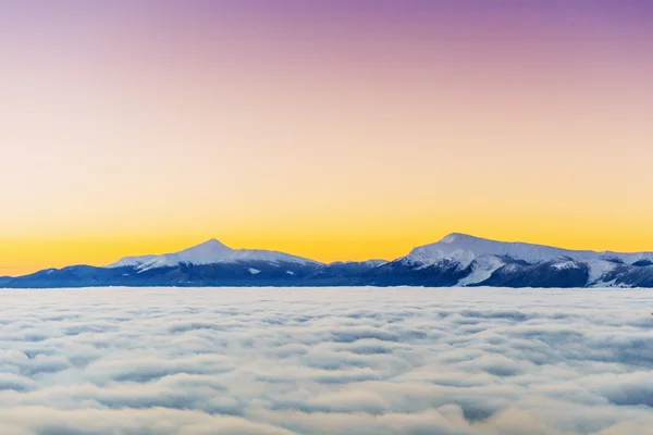 Mist in winter bergen. Fantastische zonsondergang — Stockfoto